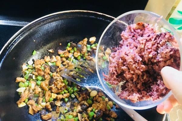 香菇五花肉豆角炒黑米饭的做法图解7