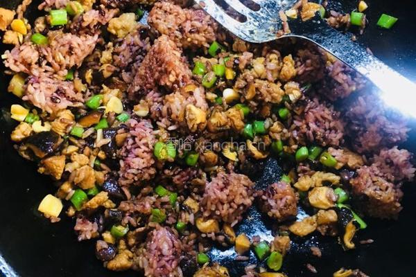 香菇五花肉豆角炒黑米饭的做法图解8