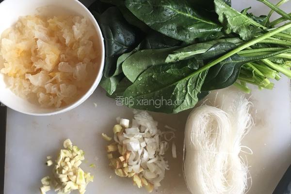 凉拌银耳菠菜粉丝的做法图解1