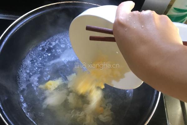 凉拌银耳菠菜粉丝的做法图解3