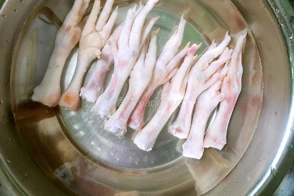 红烧鸡爪的做法图解1