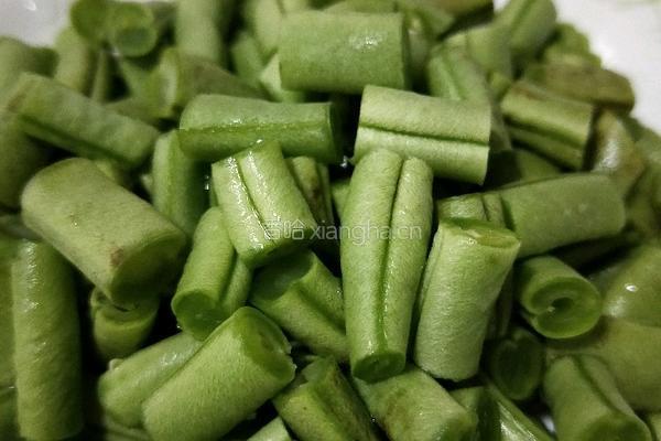 橄榄菜肉末炒四季豆的做法图解1