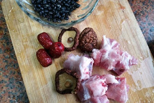 黑豆香菇排骨汤的做法图解1