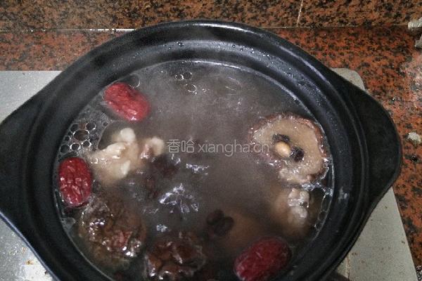 黑豆香菇排骨汤的做法图解8