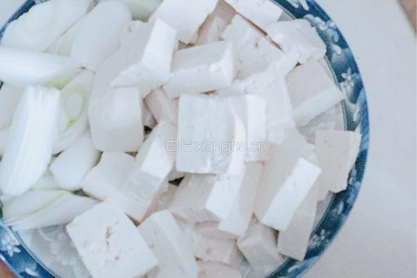 葱花豆腐的做法图解1