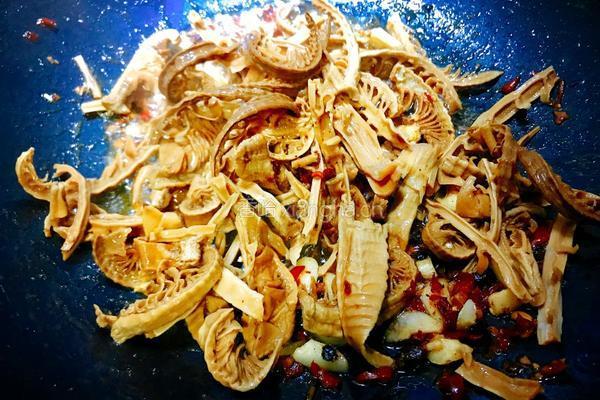 干笋烧腊肉的做法图解5