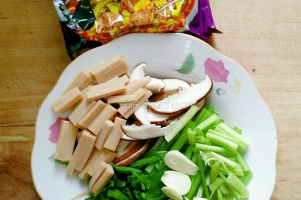 炒泡面的做法图解1
