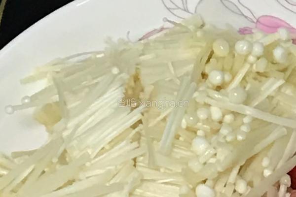 瘦肉炒金针菇的做法图解2
