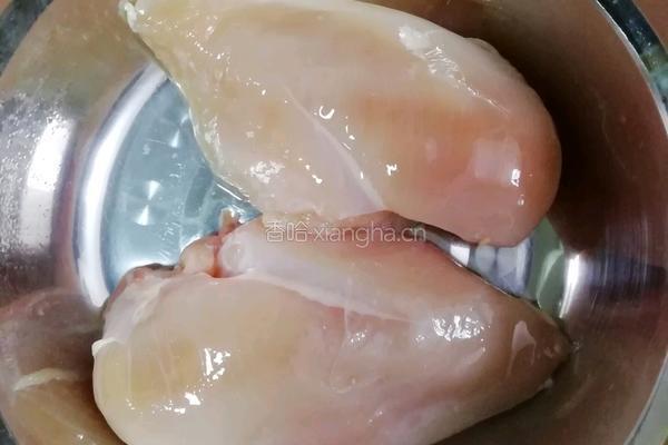手撕鸡肉的做法图解1