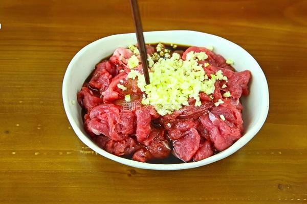牛肉炒杂菜的做法图解2