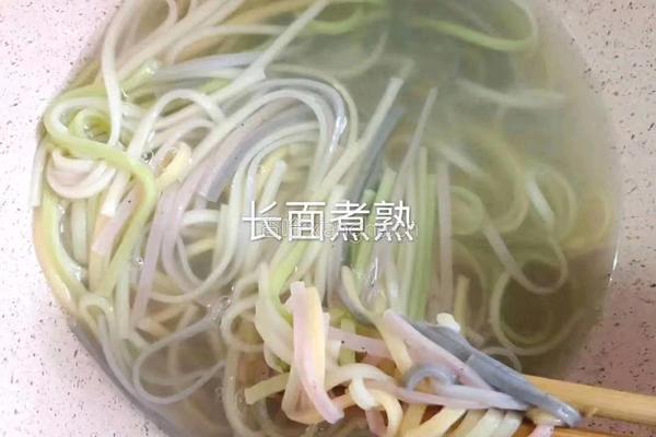 黄瓜胡萝卜盖面的做法图解2