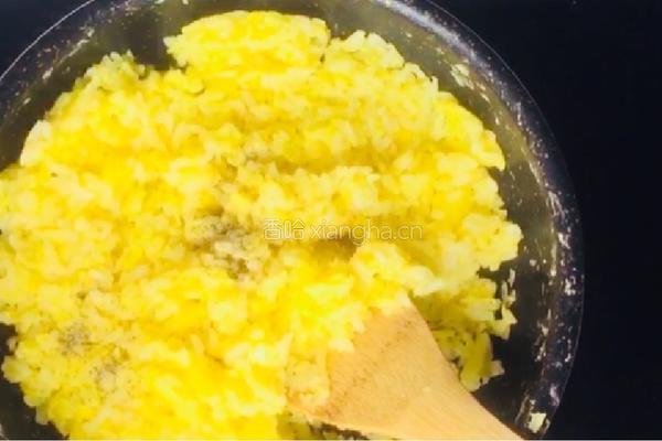 黄金蛋炒饭的做法图解3