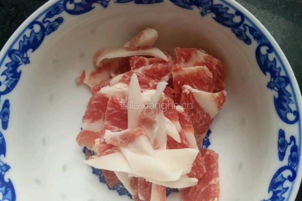 猪肉炖粉条的做法图解1