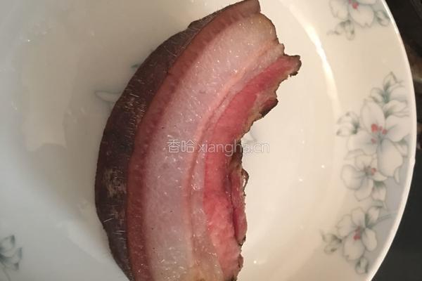 榨广椒炒熏肉的做法图解1