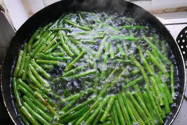 豆角炒肉的做法图解2