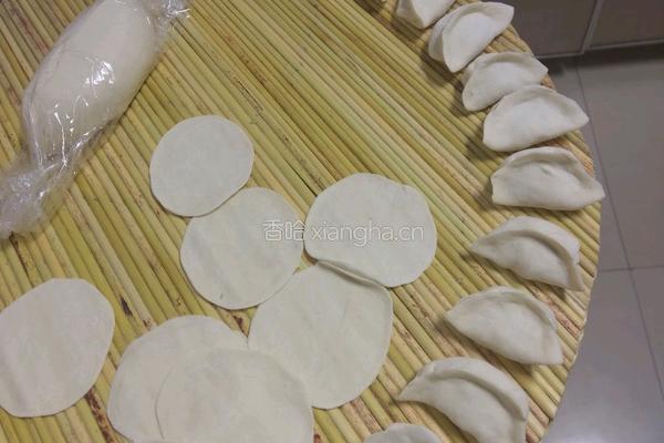 一个肉丸的大饺子的做法图解2