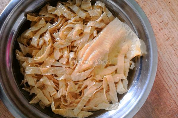 韭菜炒豆腐皮的做法图解3
