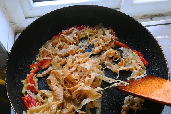 韭菜炒豆腐皮的做法图解7
