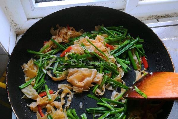 韭菜炒豆腐皮的做法图解8