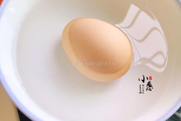 水煮蛋变身小老鼠的做法图解1