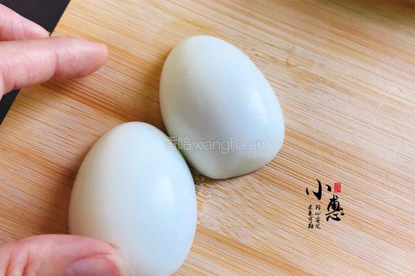水煮蛋变身小老鼠的做法图解2