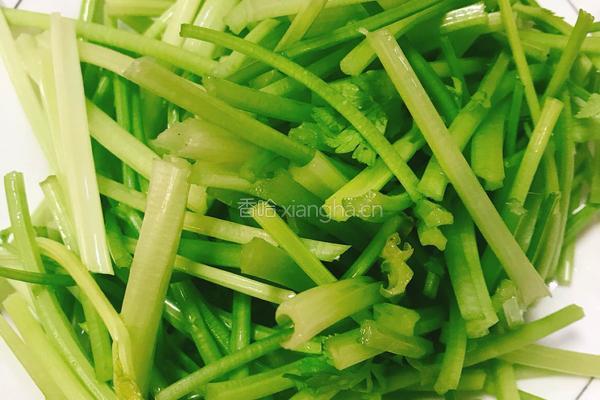 黄芹炒牛肉条的做法图解1