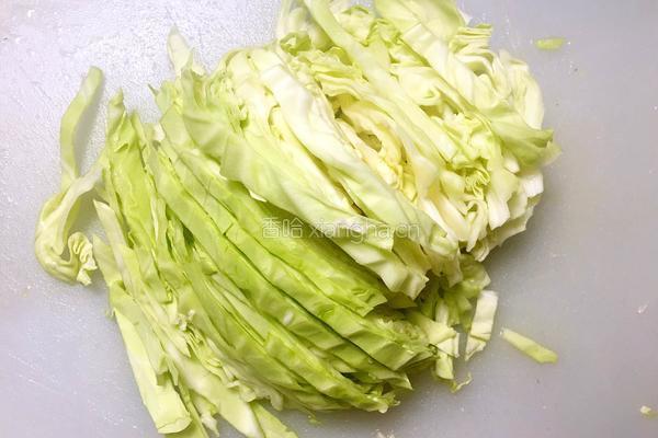 包菜炒粉丝的做法图解2