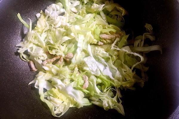 包菜炒粉丝的做法图解7