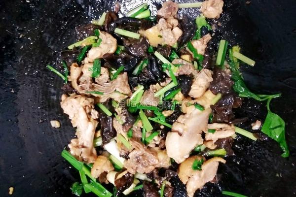 木耳炒鸡的做法图解8