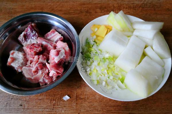 冬瓜炖排骨的做法图解1
