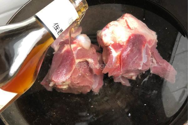 酸菜炖大骨棒的做法图解2