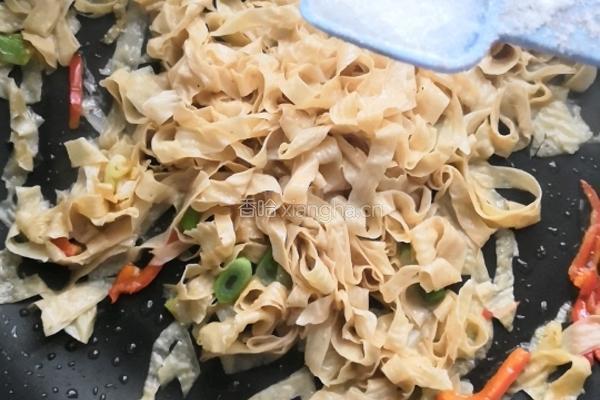 清炒豆腐皮的做法图解5