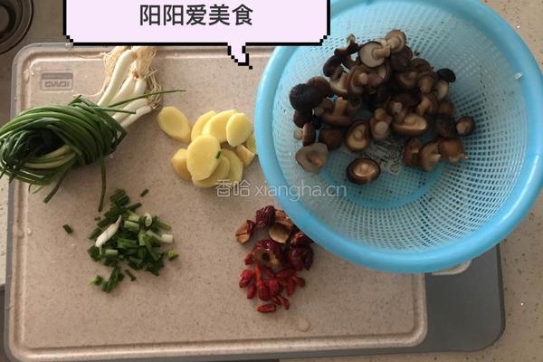 香菇鸡汤的做法图解1