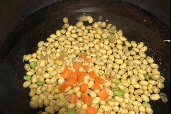 肉丁炒黄豆粒的做法图解1