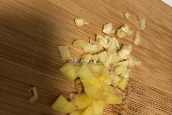 肉丁炒黄豆粒的做法图解3