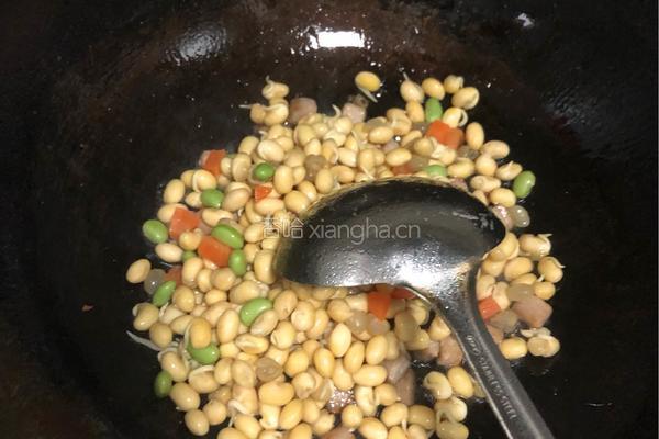 肉丁炒黄豆粒的做法图解7
