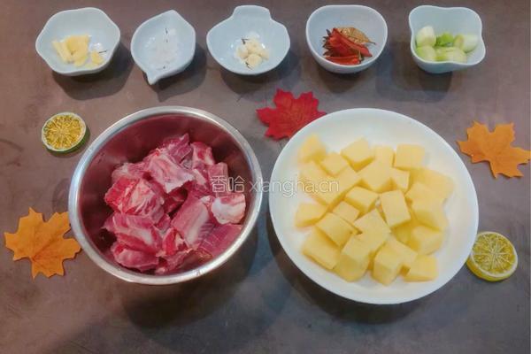 排骨烧土豆的做法图解1