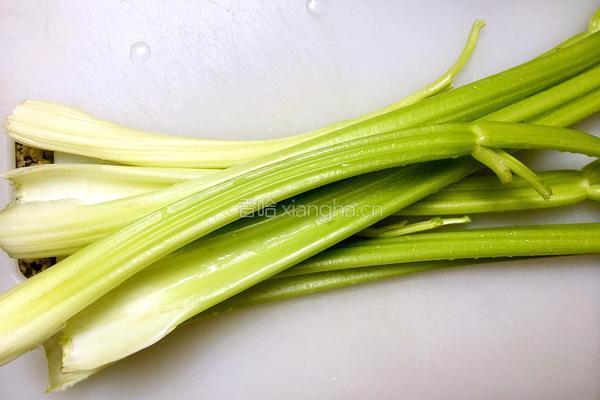 西芹猪肉水饺的做法图解1