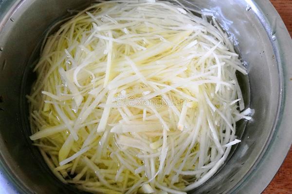 酸菜土豆丝的做法图解2