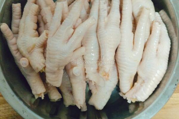 泡椒鸡爪爪的做法图解1