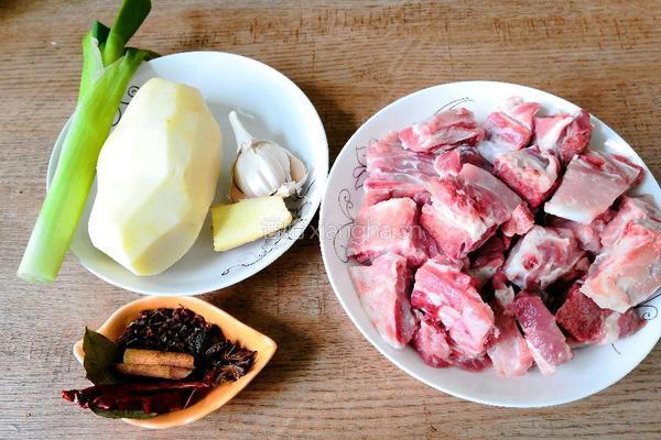 排骨炖土豆的做法图解1