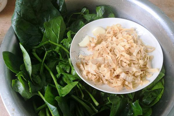 豆腐皮炒菠菜的做法图解2