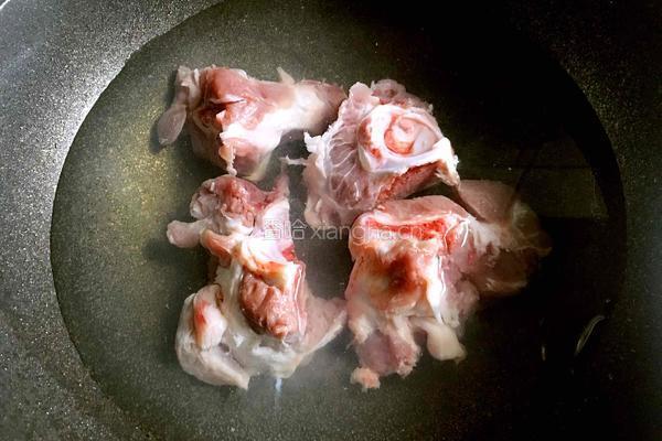 酸菜炖排骨（东北菜）的做法图解2