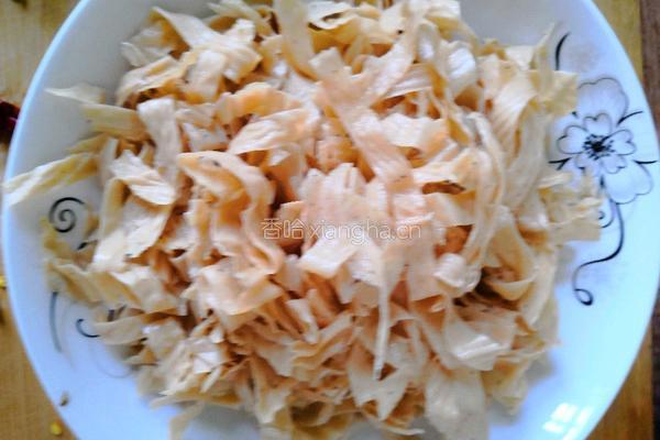 芹菜豆腐皮的做法图解1