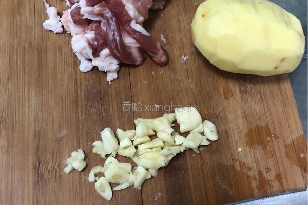 猪肉白菜炖土豆粉条的做法图解2