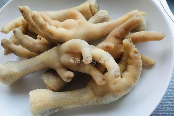 香菇栗子鸡爪汤的做法图解2