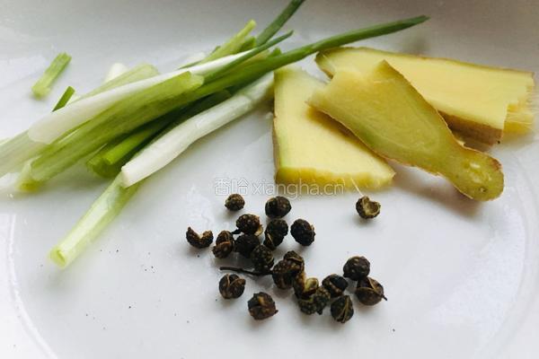 香菇栗子鸡爪汤的做法图解5