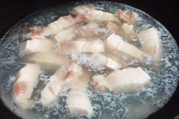 红烧肉炖土豆酸菜的做法图解3