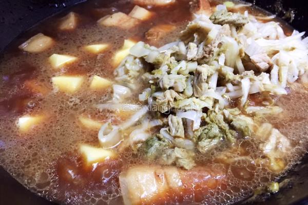 红烧肉炖土豆酸菜的做法图解8