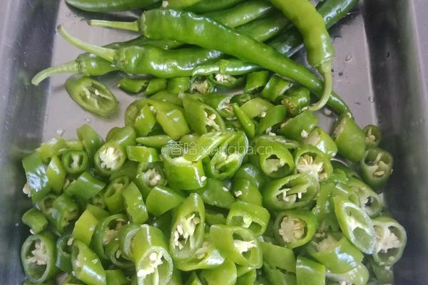 辣椒炒肉的做法图解1